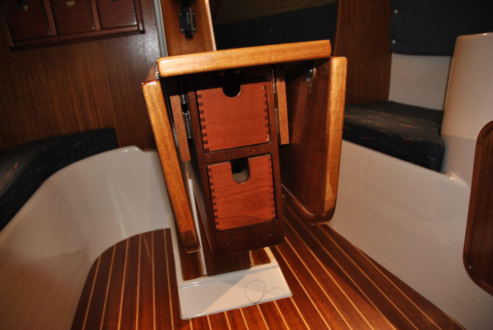 Schubladen unter Tisch – Jantar23